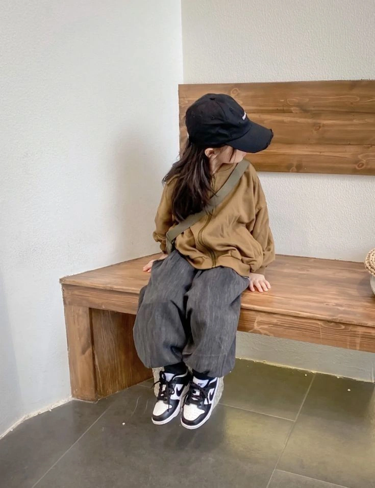 کفش اسپرت یا صندل؟ کدام برای استایل کودک بهتره؟